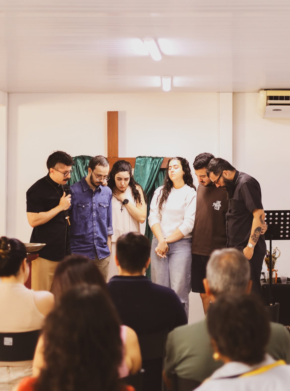 Comunidade reunida em celebração de fé