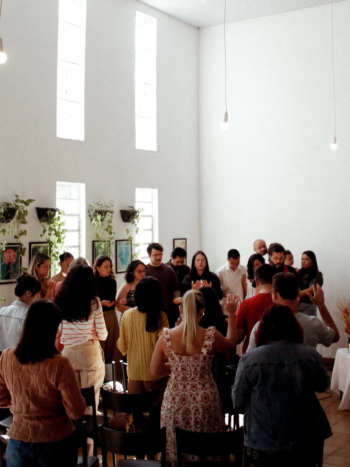 Momento de oração comunitária na Igreja Farol e Esperança